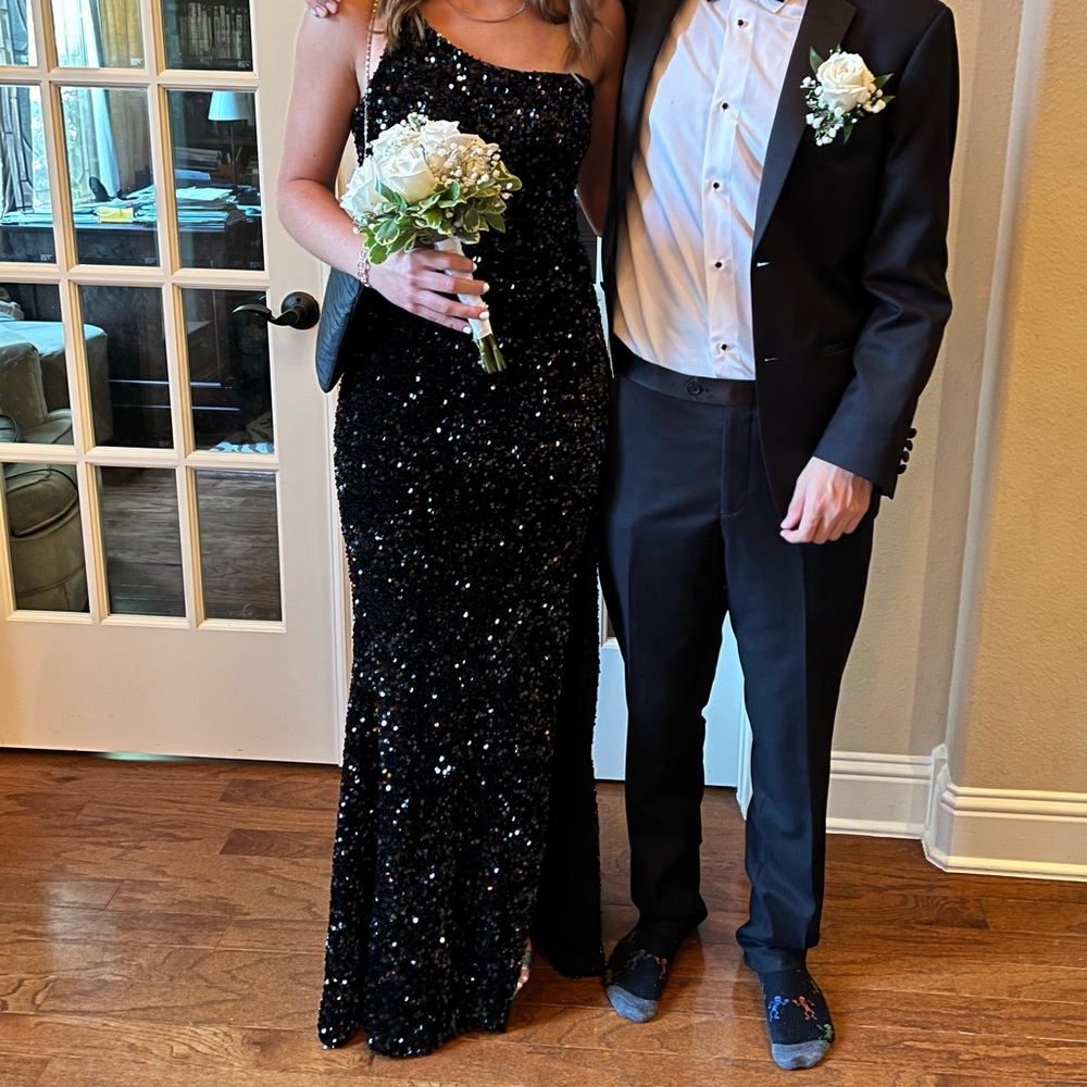 Velvi black sequin prom dress size 6